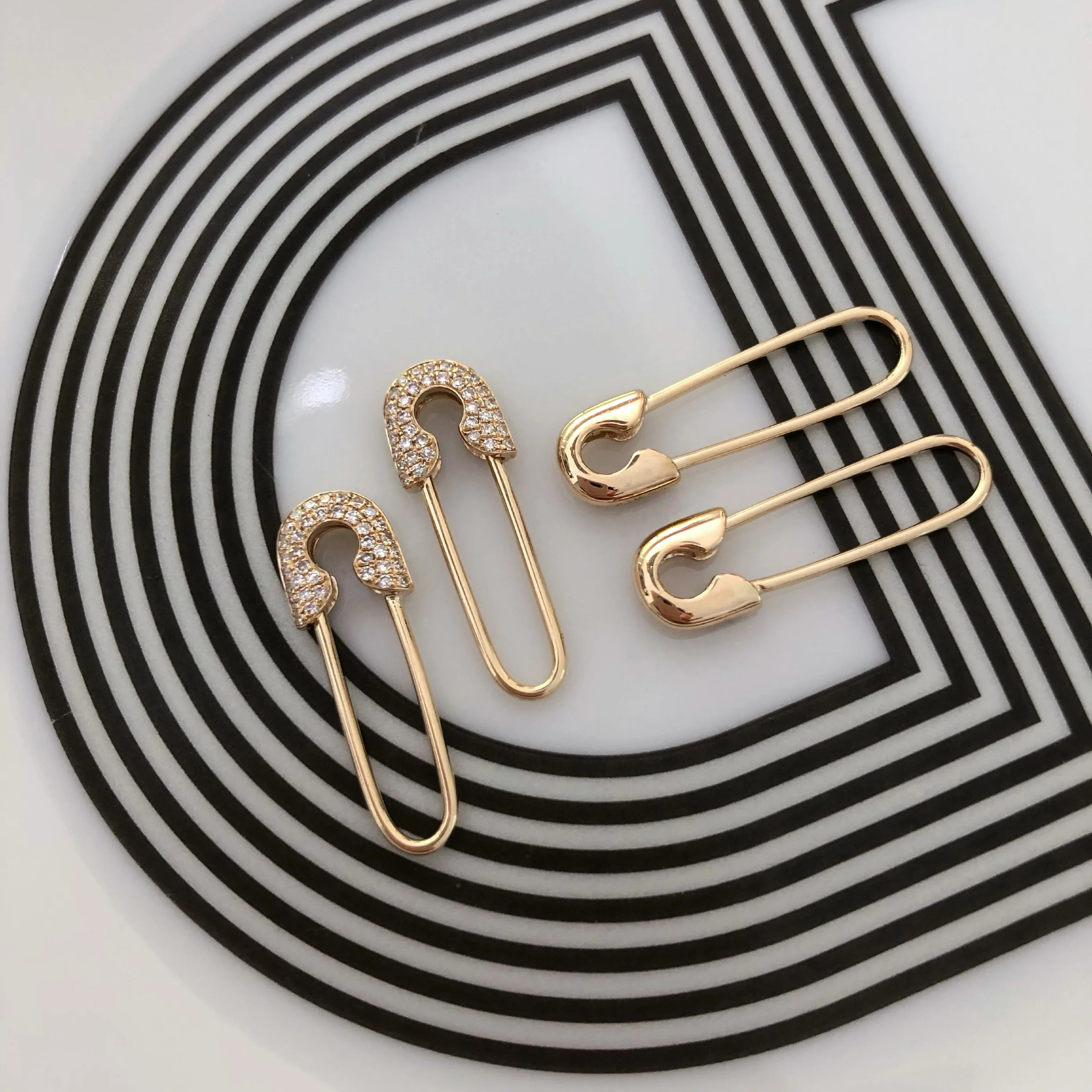 14K CHIC SAFETY PINS - Image 3