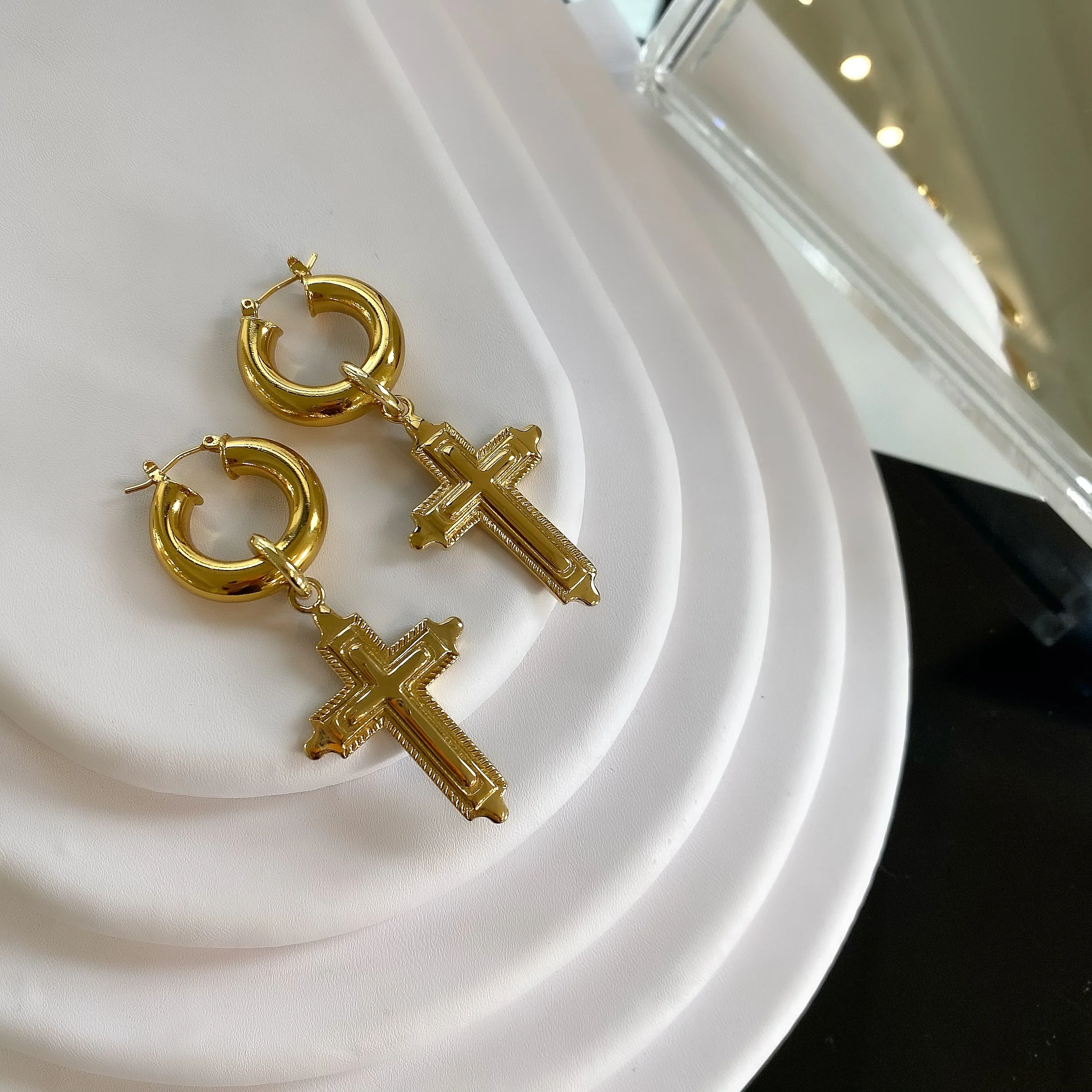 DOLLY CROSS HOOPS - Image 3