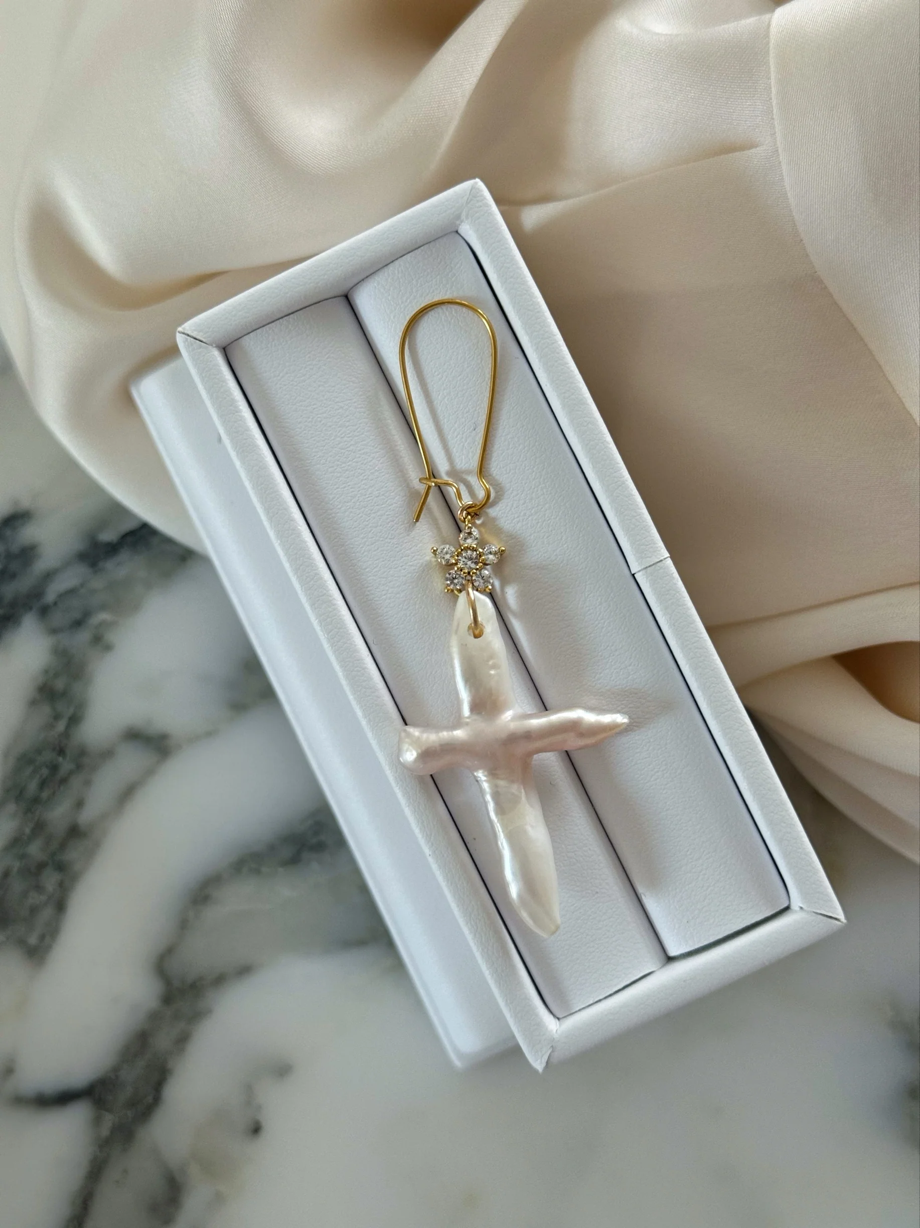 GRAND PEARL CROSS EARRINGS