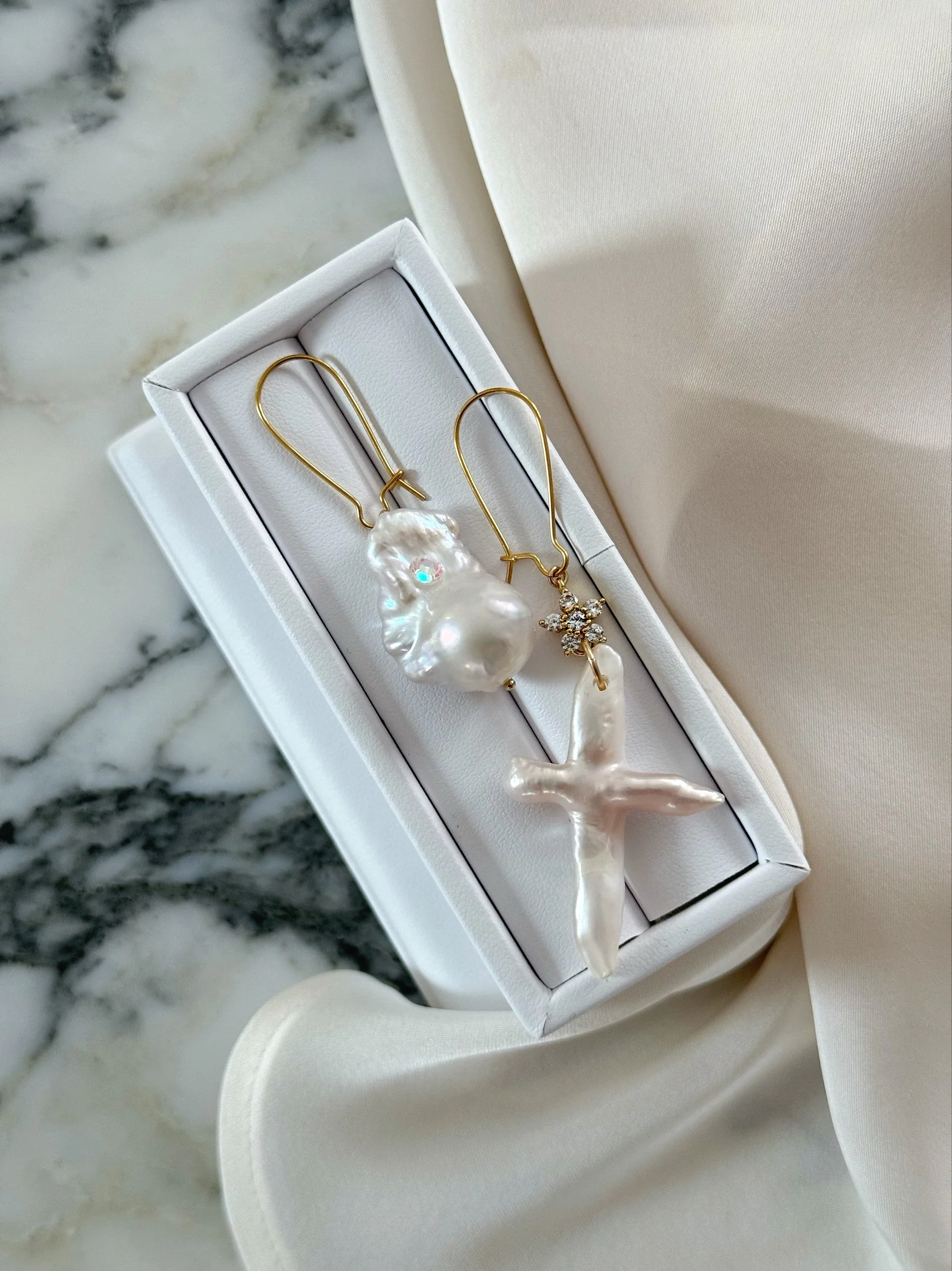 GRAND PEARL CROSS EARRINGS - Image 3