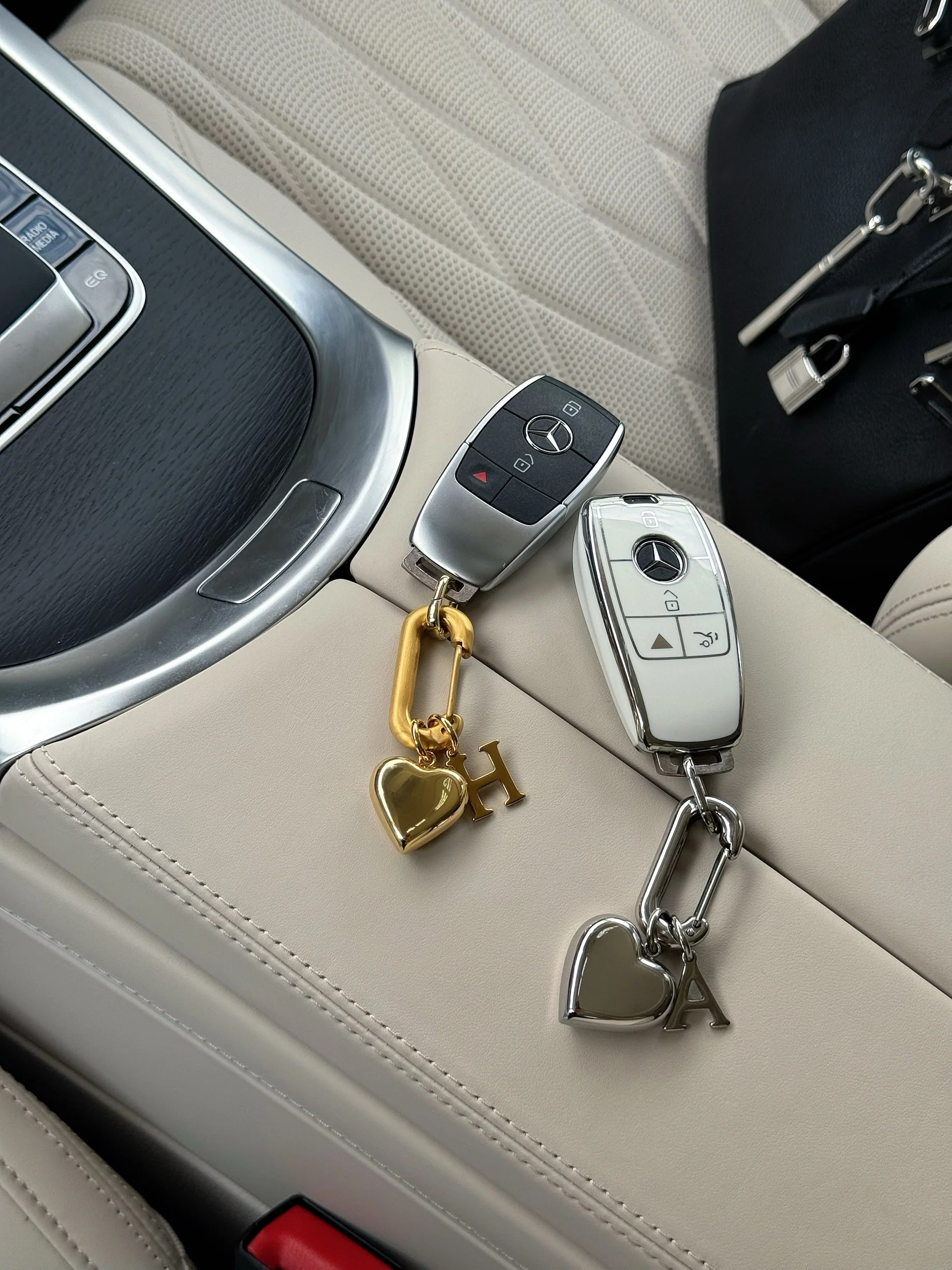 METALLIC LOVE HARDWARE KEYCHAIN - Image 3