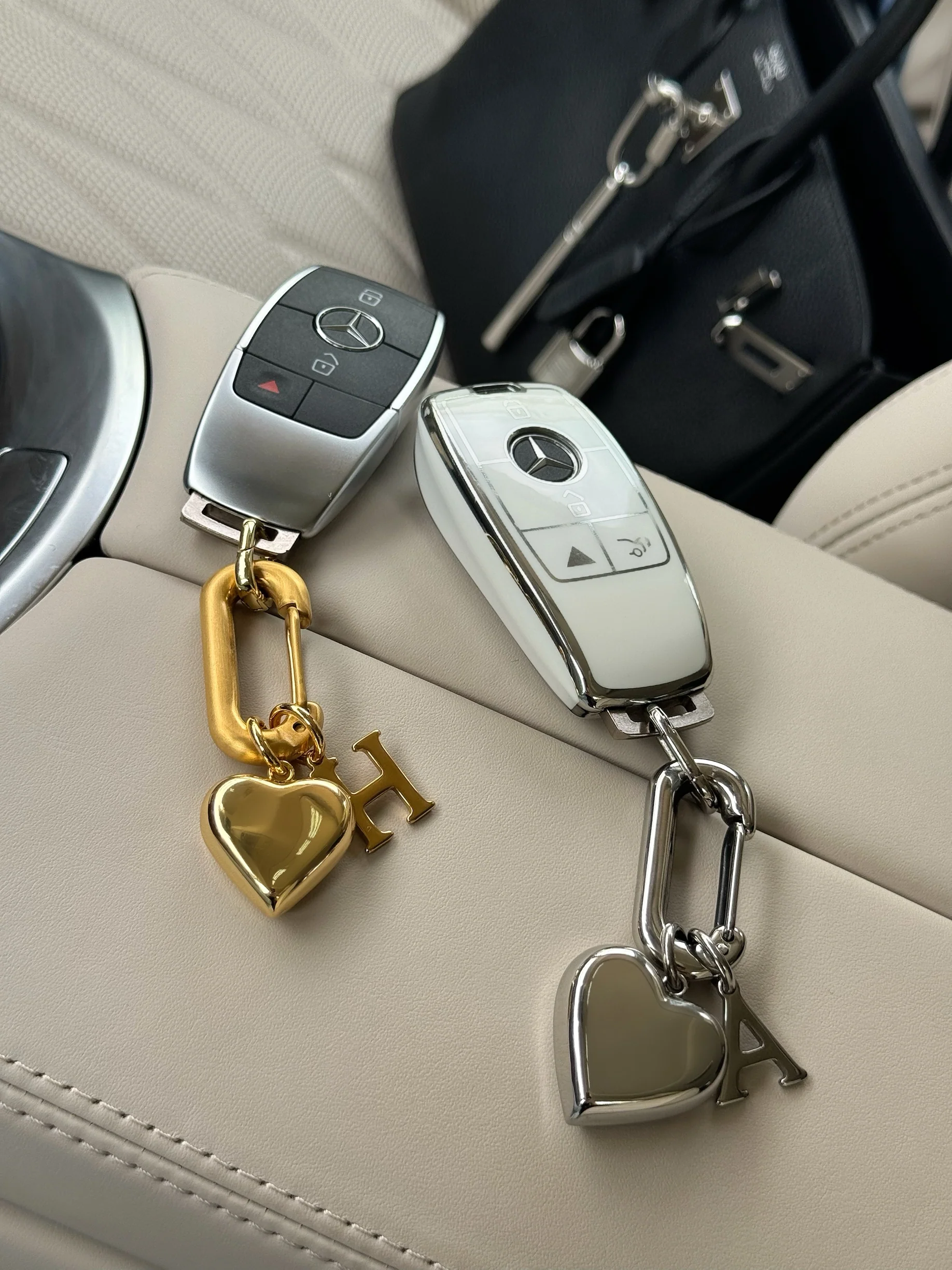 METALLIC LOVE HARDWARE KEYCHAIN - Image 4