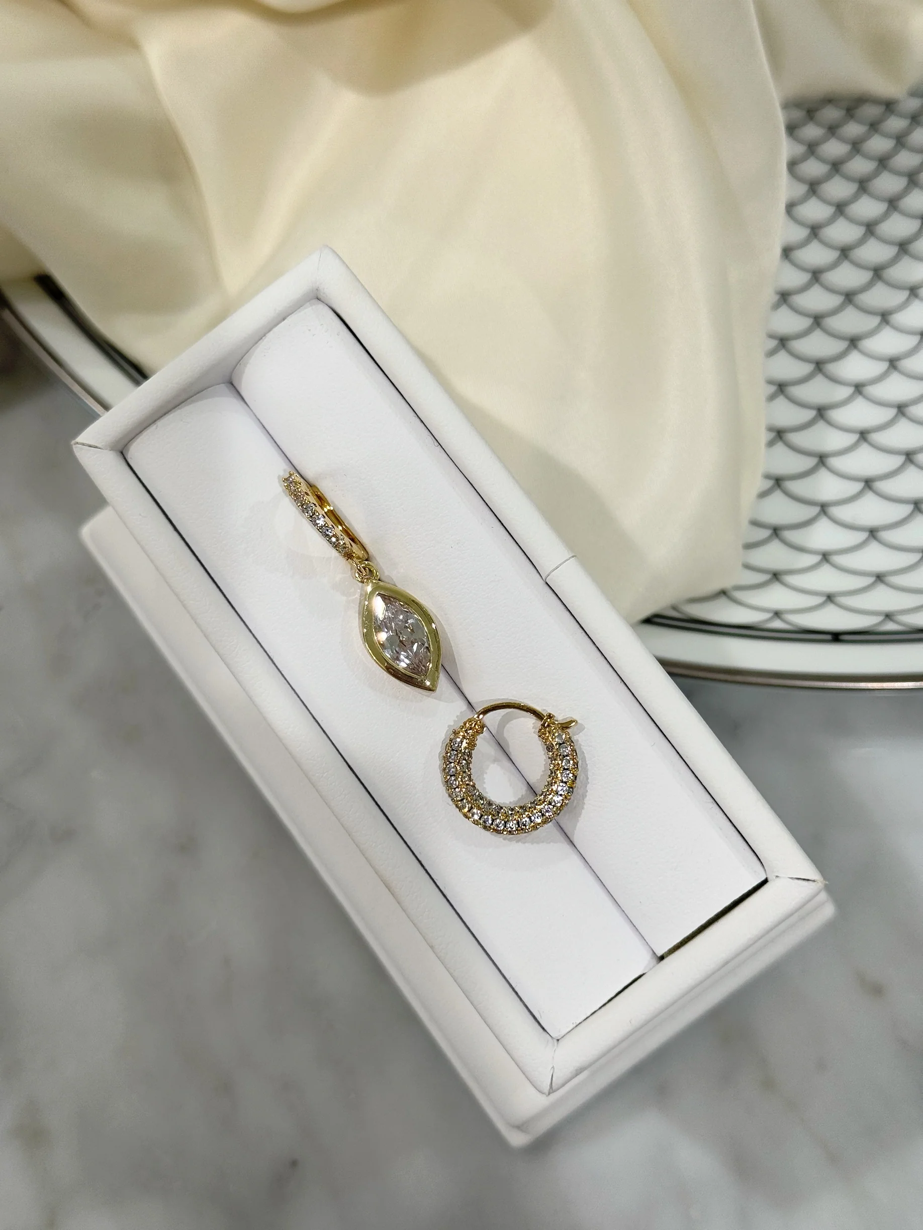 POSH VINTAGE HOOPS - Image 3